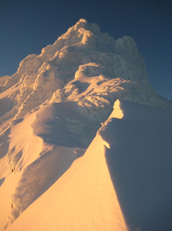 La inmensa piramide de hielo al amanecer