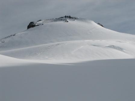 Cerro catemaqueño del Mono blanco, Al fondo se levanta el…