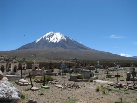 Volcán Tacora desde el pueblo del mismo nombre