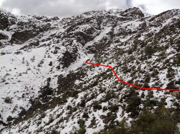 Bordeando el cerro para conectar con el comienzo de la canaleta