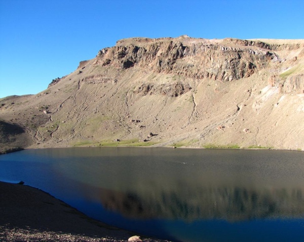 Laguna Piuquenes con el cerro Huemulino de fondo
