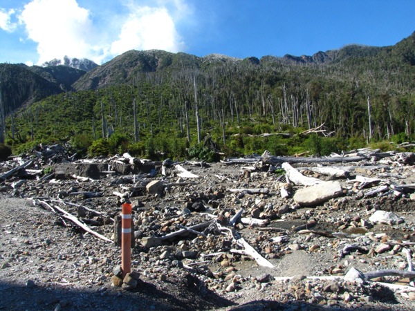 Cruce del río y ruta por el bosque quemado