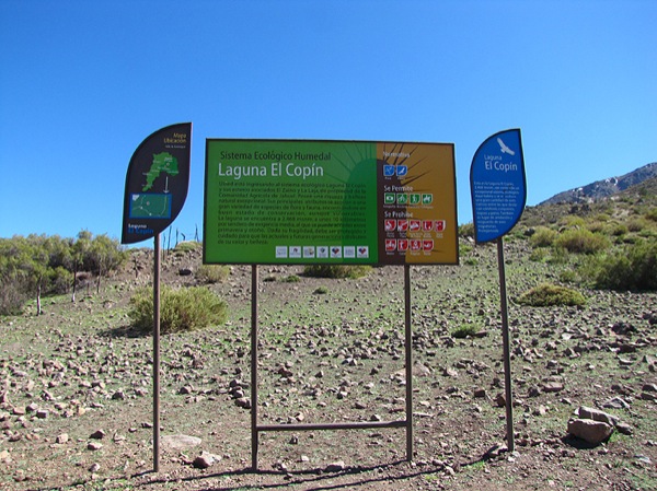 Letreros al inicio del sendero