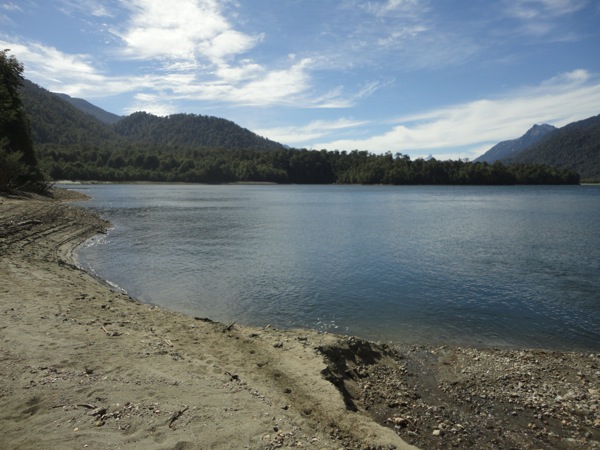 Laguna Cayutué y volcán Puntiagudo