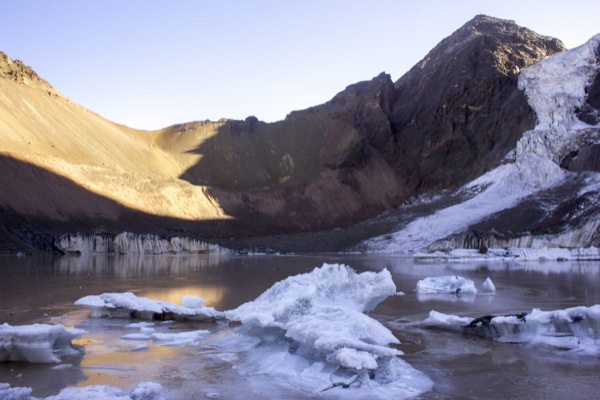 Laguna y glaciar en otoño