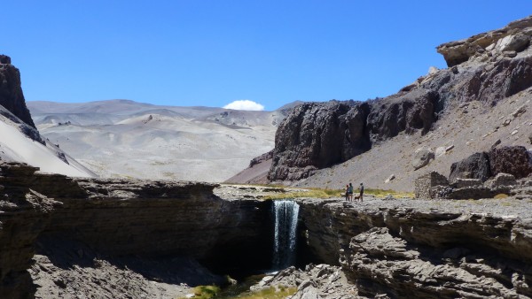 Cascada del Juncalito y casa en ruinas