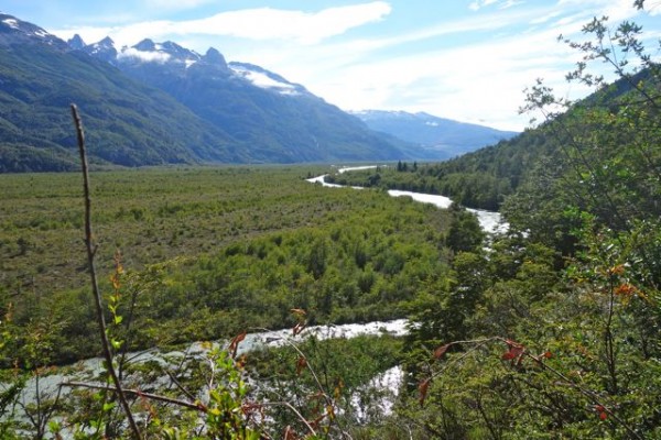 El valle y río Leones desde la altura en sector de cuestas