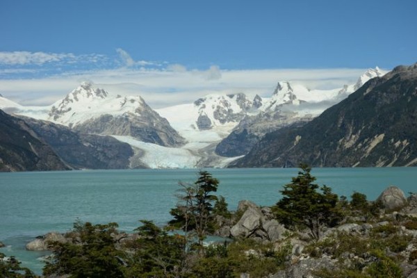 Lago y glaciar Leones