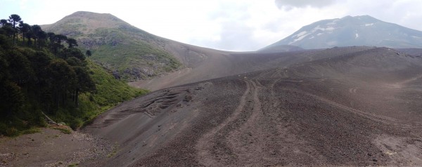 Comienzo de pendiente fuerte camino a los pies del volcán