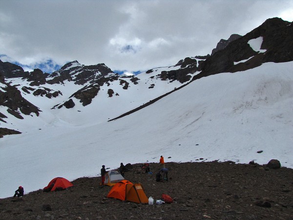 Campamento con nieve