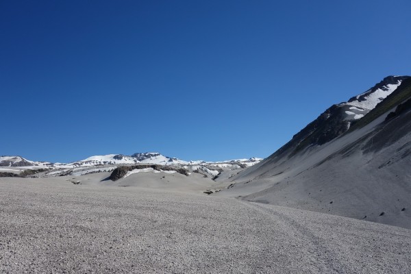 Huella entre la ceniza