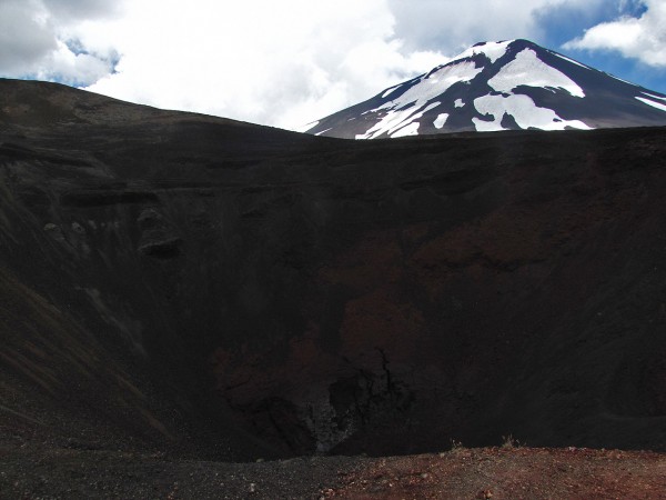 Vista del cráter con el Lonquimay de fondo