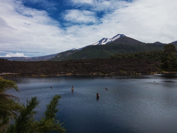 Laguna Arcoiris y Volcán llaima Laguna Arcoiris y Volcán llaima