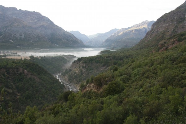 El valle del río Cachapoal entre la niebla