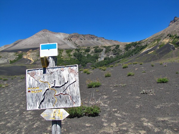 Letrero con ruta al volcán