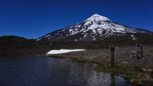 Vista desde la laguna Verde al Lanín