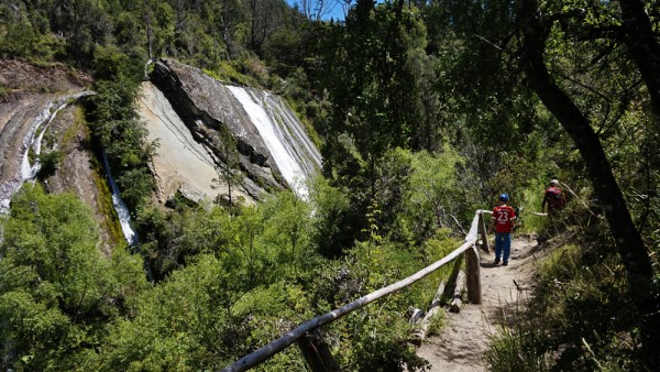 Descendiendo a la base de la cascada