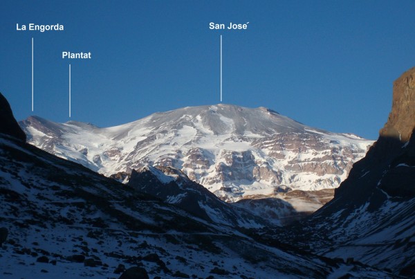 Volcán San José en Atardecer Invernal
