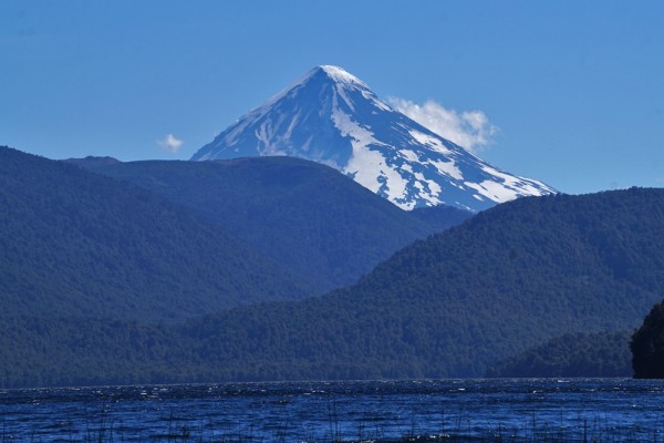 Lanín desde el lago Quillén