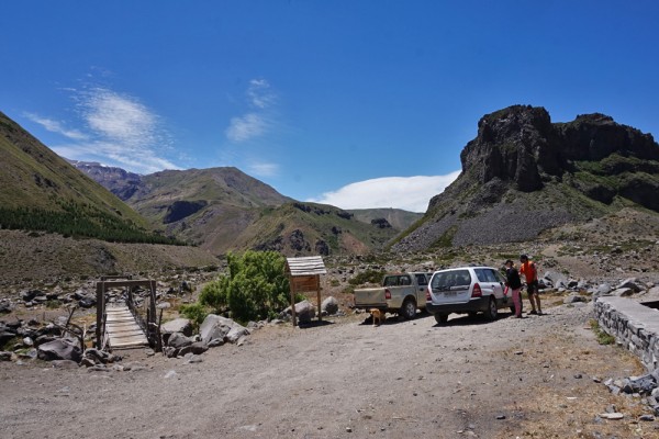 Estacionamiento junto al puente