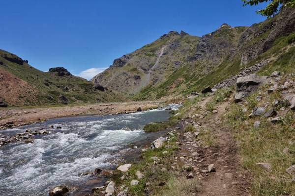 Sendero junto al río