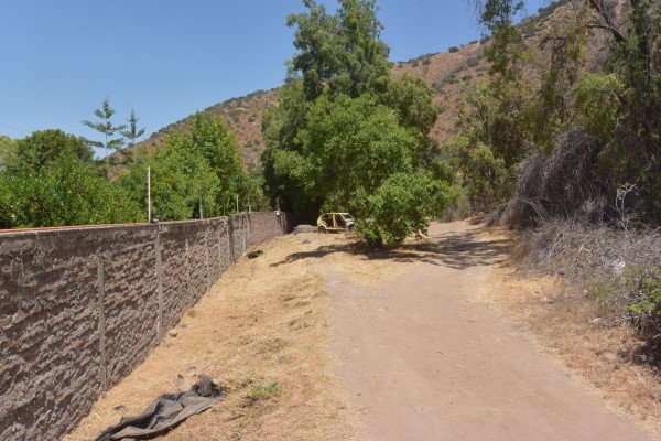 Muro de las casas y auto viejo