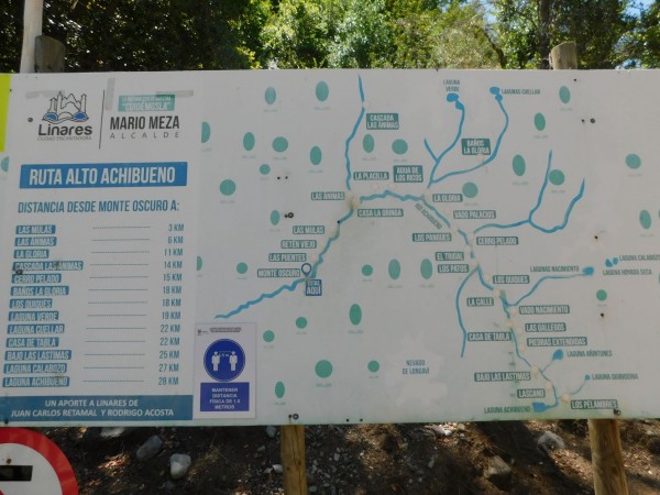 Letrero con rutas en cajón del Achibueno