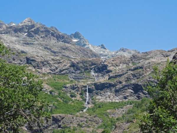 Cascadas al fondo del valle
