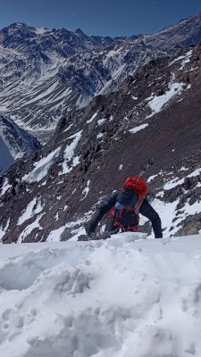 Próximos a abordar el tramo de roca de la canaleta cumbrera