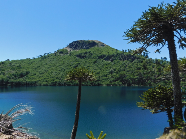 Vista de la laguna y el cerro Rucacherue