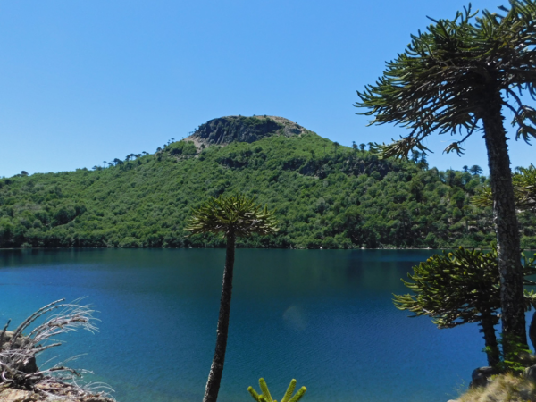 Vista de la laguna y el cerro Rucacherue Vista de la laguna y el cerro Rucacherue