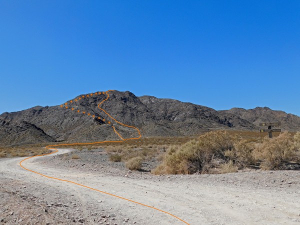 Desvío hacia el cerro y vista de la ruta Desvío hacia el cerro y vista de la ruta