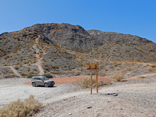 Estacionamiento y vista de la ruta