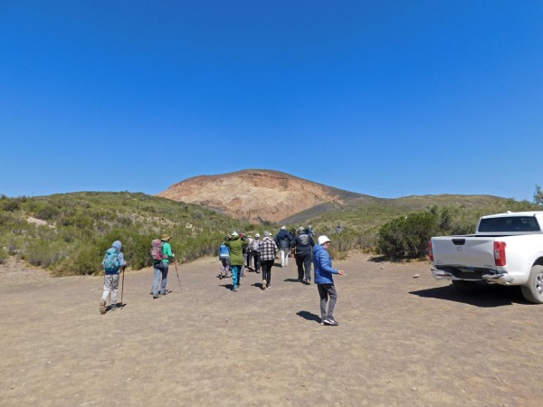 Estacionamiento a los pies del volcán