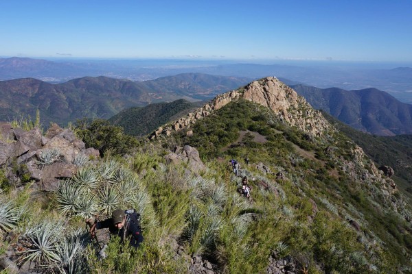 Tramo rocoso hacia la cumbre, mirando hacia la costa