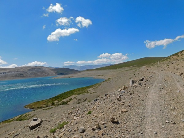 Camino vehicular junto a la laguna del Maule