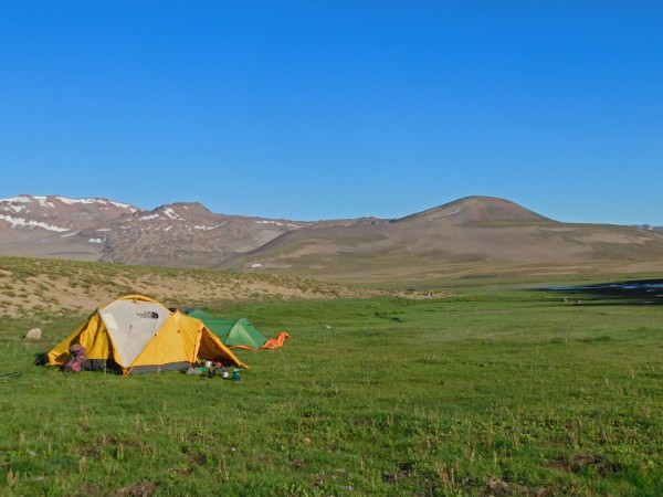 Campamento junto al humedal