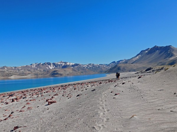 Playa junto a la laguna