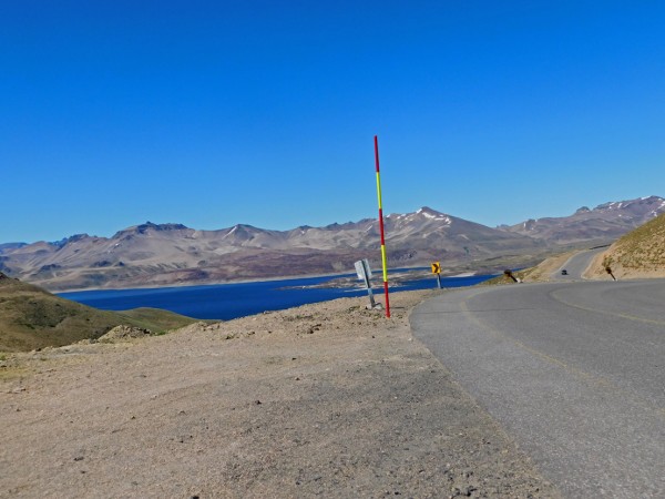 Camino internacional junto a la laguna