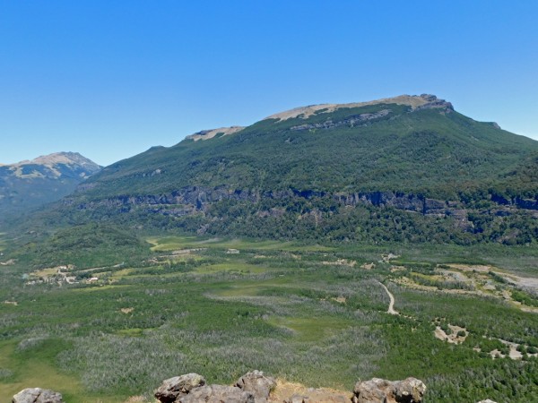 Vista hacia Pampa Linda y cerro Emparedados