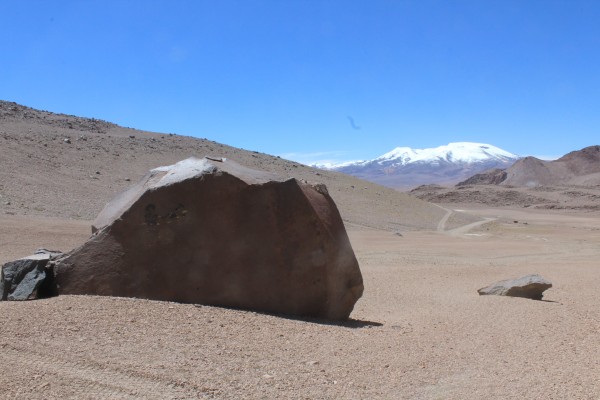 Roca al costado del camino