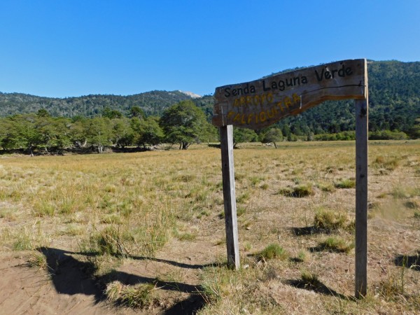 Letrero al otro lado del arroyo