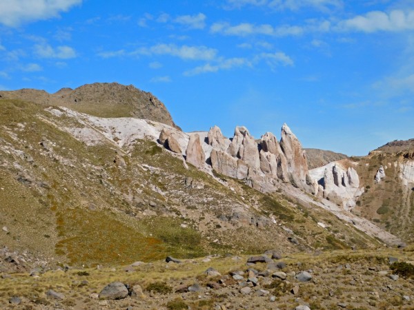 Vista de los monjes desde la orilla del río