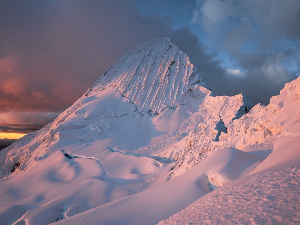 Nevado Alpamayo en llamas