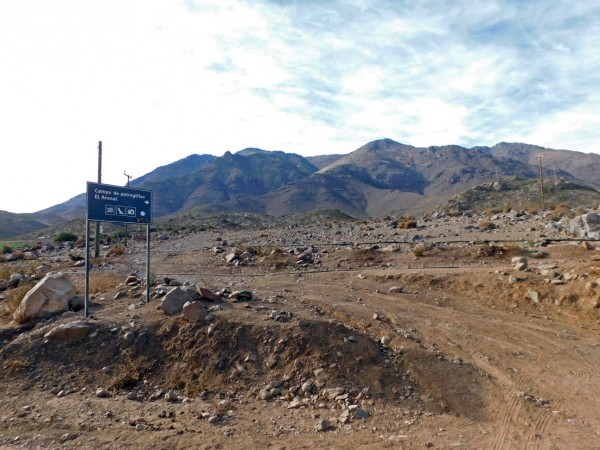 Letrero señalando los petroglifos