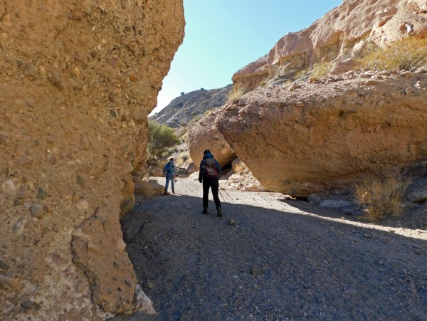 Pasando entre rocas