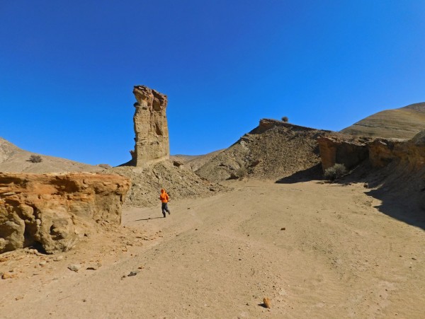 Rodeando la torre de roca