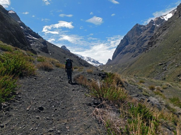 Camino junto al río Colorado