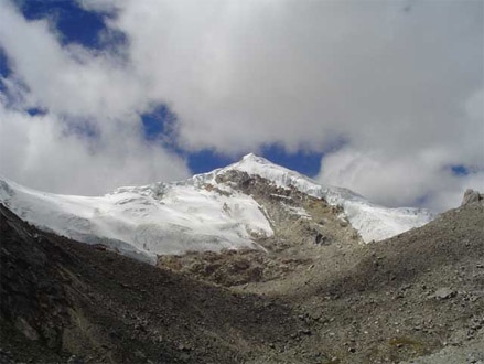 Ishinca desde antes de la laguna