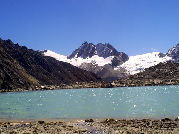 Urus Central desde la Laguna Ishinca.